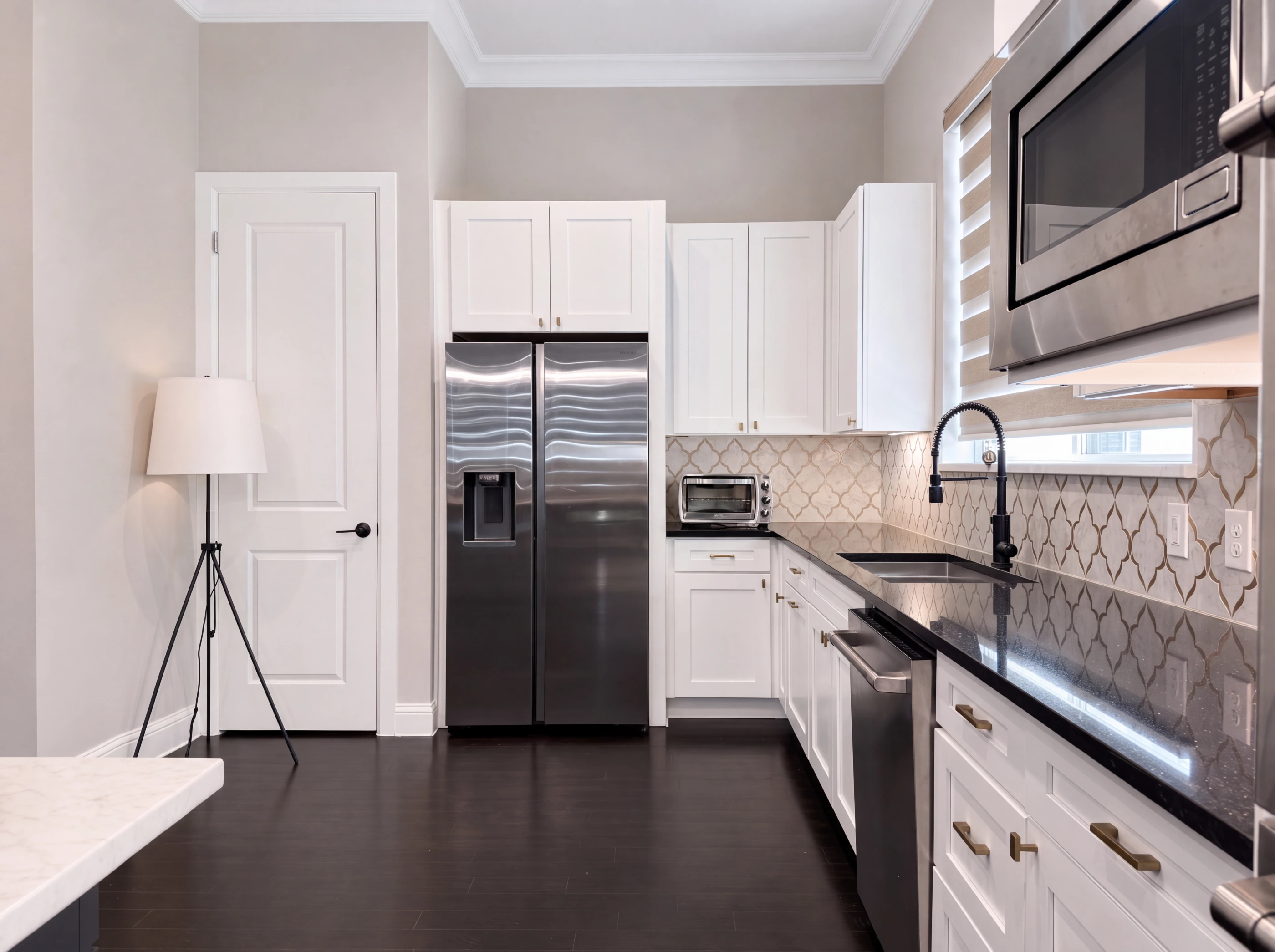 Kitchen perimeter with patterned backsplash